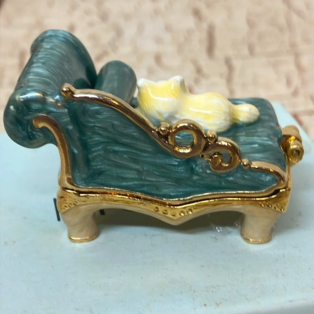 MONET “Chaise Lounge Cat